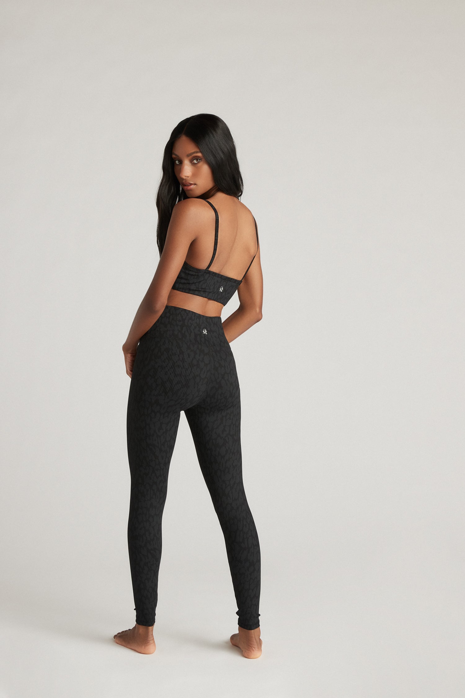 Valor Embossed Ankle Legging